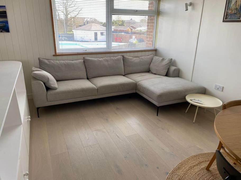Beautifully Appointed 2 Storey Chalet With Access To Outdoor Swimming Pool - 5 Minute Stroll To Miles Of Sandy Beach - Near To The Norfolk Broads & Great Yarmouth Scratby Exterior photo